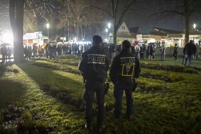 Hunderte demonstrieren gegen Frohnmaier-Auftritt, Hunderte Demonstranten protestierten gegen einen Auftritt des umstritt-stock-foto