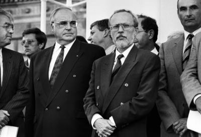 Deutschland, Halle, 14.08.1990 Archiv-Nr.: 19-59-10 Ersten Landtagswahlen in der DDR Foto: Bundeskanzler Helmut Kohl und-stock-foto