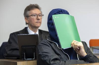 Doppelmord-Prozess gegen Iouri J. (58) mit Rechtsanwalt Uwe Paschertz in M?nchen. Der Russe soll im April 2024 2 ukraini-stock-foto