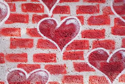 Ziegelmuster und rote Herzen an einer Wand / Graffiti *** Brick pattern and red Hearts to a Wall Graffiti 1131601068-stock-photo