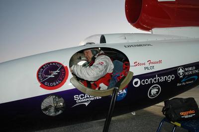 KENNEDY SPACE CENTER, FLA. - At NASA Kennedy Space Center"!s Shuttle Landing Facility, Steve Fossett, seated in the Virgi-stock-foto