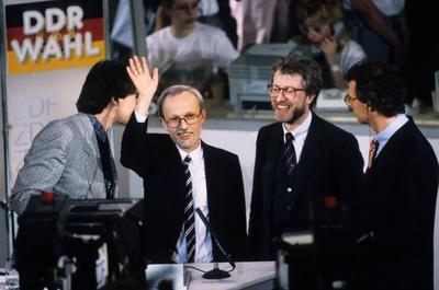 Lothar de Maiziere (2.v.li., Deutschland/Deutsche Demokratische Republik/CDU) neben Journalist Klaus-Peter Siegloch (re-stock-foto