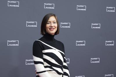 Schauspielerin Johanna WOKALEK (GER), Portrait, Portraet Portr?t, Halbfigur, freundlich, laechelnd l?chelnd, Blick in di-stock-foto