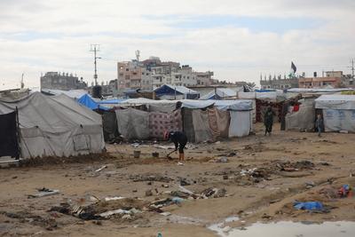Palestinians are trying to survive in makeshift tents among ruins following ceasefire agreement between Israel and Hamas-stock-foto