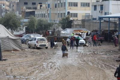 Palestinians are trying to survive in makeshift tents among ruins following ceasefire agreement between Israel and Hamas-stock-foto