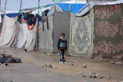 Palestinians are trying to survive in makeshift tents among ruins following ceasefire agreement between Israel and Hamas-stock-foto