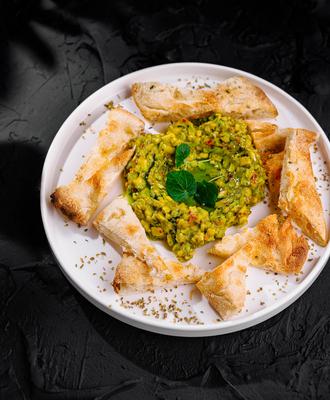 Avocado-Kichererbsensalat mit Pitadreiecken-stock-foto