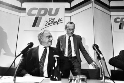 Deutschland, Bonn 15.10.1990 Archiv-Nr.: 20-74-14 CDU-Pressekonferenz Foto: CDU-Bundesvorsitzender Helmut Kohl und sein-stock-foto