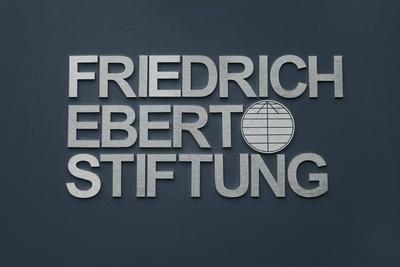 Schild der Friedrich-Ebert-Stiftung Schild der Friedrich-Ebert-Stiftung, 22.07.2019, Tiergarten, Hiroshimastrasse, Berl-stock-foto