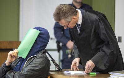 Doppelmord-Prozess gegen Iouri J. (58) mit Rechtsanwalt Uwe Paschertz in M?nchen. Der Russe soll im April 2024 2 ukraini-stock-foto