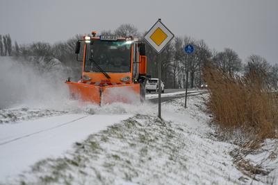 Schneefront rollt ?ber Norddeutschland.-stock-foto
