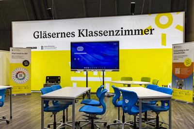 Messe Didacta in Stuttgart, Europas gr??te Bildungsmesse. F?r Aufregung sorgte im Vorfeld ein Messestand der in weiten T-stock-foto