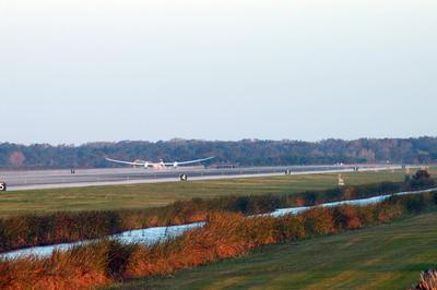 KENNEDY SPACE CENTER, FLA. - On NASA Kennedy Space Center"!s Shuttle Landing Facility runway, the Virgin Atlantic GlobalF-stock-foto