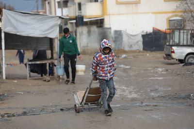 Palestinians are trying to survive in makeshift tents among ruins following ceasefire agreement between Israel and Hamas-stock-foto