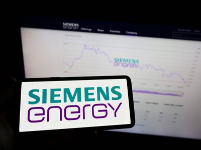 Person holding mobile phone with logo of German technology company Siemens Energy AG on screen. Stuttgart, Germany - 05--stock-foto