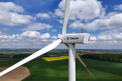 Windkraftrad .Windrad auf der Schwaebischen Alb bei Neu Ulm entlang der Autobahn A8. Siemens Gamesa Windrad,Windkraft,Wi-stock-foto