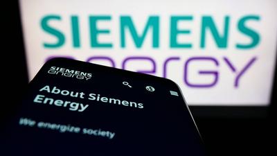 Mobile phone with website of German technology company Siemens Energy AG on screen. Stuttgart, Germany - 05-21-2022: Mob-stock-foto