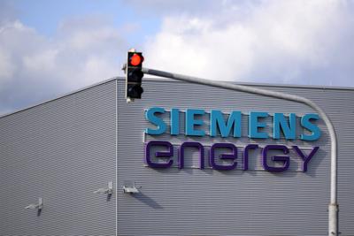 Das Logo der Firma Siemens Energy am Standort des Unternehmens in N?rnberg. Die Aktie des durch Abspaltung vom Siemens-K-stock-foto
