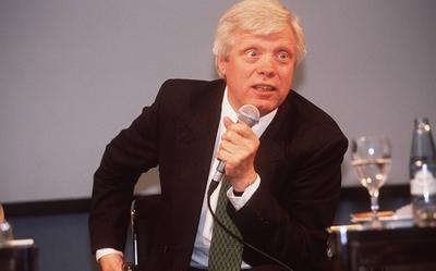 Bildnummer: 56870855  Datum: 01.06.1998  Copyright: imago/teutopressDr. G?nter Struve (ARD-Programmdirektor) 06/98 pp Mann TV Fernsehen Management Intendanz ARD grauhaarig seri?s Jackett Hemd Krawatte sitzend neutral Glas Stuhl Mineralwasser Flasche Mikrophon haltend sprechend halb quer People xsp x0x 1998 quer  56870855 Date 01 06 1998 Copyright Imago  Dr G?nter Struve ARD Program Director 06 98 PP Man TV Television Management Management ARD grauhaarig seriously Jacket Shirt Tie seated neutral Glass Chair Mineral water Bottle Microphone holding Spoken half horizontal Celebrities xsp x0x 1998 horizontal-stock-foto