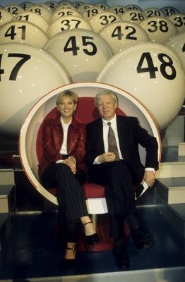 Bildnummer: 56869641  Datum: 01.08.1998  Copyright: imago/teutopressUlla Kock am Brink mit Dr. G?nter Struve in Die Lotto SHOW (ARD) 08/98 thg Fernsehen TV Moderation Show Dekoration Studio Kulisse Logo sitzend l?chelnd ganz hoch People xsp x0x 1998 hoch  56869641 Date 01 08 1998 Copyright Imago  Ulla Kock at Brink with Dr G?nter Struve in the Lotto Show ARD 08 98 THG Television TV Moderation Show Decoration Studio Backdrop emblem seated smiling whole vertical Celebrities xsp x0x 1998 vertical-stock-foto
