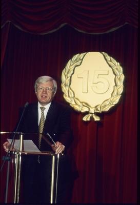 Bildnummer: 56907099  Datum: 01.12.2000  Copyright: imago/teutopressDr. G?nter Struve (ARD-Programmdirektor) 12/00 ado Mann TV Fernsehen Management Intendanz Sender ARD Direktor Direktion Programm weisshaarig kurzhaarig Brille seri?s Jackett Anzug dunkel Hemd weiss Krawatte stehend Saal Halle dunkel Podium Pult halb hoch sprechend redend aufst?tzend auf Stehpult Unterlagen im Hintergrund Schild golden Zahl 15 Fototermin 15 Jahre Lindenstra?e (ARD) am 01.12.2000 in K?ln F?nfzehn People x0x xkg 2000 hoch  56907099 Date 01 12 2000 Copyright Imago  Dr G?nter Struve ARD Program Director 12 00 Ado Man TV Television Management Management Stations ARD Director Directorate Program wei?haarig short Glasses seriously Jacket Suit dark Shirt white Tie standing Room Hall dark Podium Console half vertical Spoken speaking aufst?tzend on Desk Documents in Background Shield Golden Number 15 Photo call 15 Years Linde road ARD at 01 12 2000 in Cologne fifteen Celebrities x0x xkg 2000 vertical-stock-photo