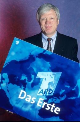 Bildnummer: 56836747  Datum: 01.12.1996  Copyright: imago/teutopressDr. G?nter Struve (ARD-Programmdirektor) 12/96 her Mann TV Fernsehen Management Intendanz ARD grauhaarig seri?s Jackett blau Krawatte stehend Schild Logo Das Erste haltend neutral halb hoch People Shooting xmk x0x 1996 hoch Highlight  56836747 Date 01 12 1996 Copyright Imago  Dr G?nter Struve ARD Program Director 12 96 her Man TV Television Management Management ARD grauhaarig seriously Jacket Blue Tie standing Shield emblem the First holding neutral half vertical Celebrities Shooting xmk x0x 1996 vertical Highlight-stock-foto