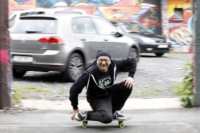 26 04 2019 Muenster Skateboard Papst Titus Dittmann 70 hier f?hrt er auf dem Skateboard *** 26 04-stock-foto