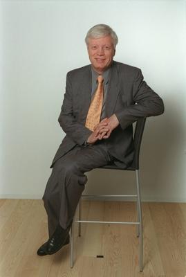 Bildnummer: 56914309  Datum: 14.08.2001  Copyright: imago/teutopressDr. G?nter Struve (ARD-Programmdirektor) 08/01 her Mann Programmdirektion Direktion Direktor Programm TV Fernsehen Sender Fernsehsender ARD F?hrung Leitung Management weisshaarig kurzhaarig seri?s Jackett Hemd Krawatte sitzend Studio Stuhl Hocker vor Wand weiss Freisteller ganz hoch l?chelnd aufst?tzend Fototermin ARD-Programm-PK am 14.08.2001 in Hamburg Farbnegativ Pressekonferenz Programmpressekonferenz People Shooting x0x xsk 2001 hoch  56914309 Date 14 08 2001 Copyright Imago  Dr G?nter Struve ARD Program Director 08 01 her Man Program Directorate Directorate Director Program TV Television Stations Television stations ARD Leadership Line Management wei?haarig short seriously Jacket Shirt Tie seated Studio Chair Stool before Wall white cut out whole vertical smiling aufst?tzend Photo call ARD Program press conference at 14 08 2001 in Hamburg Color negative Press conference Programme press conference Celebrities Shooting x0x xSK 2001 vertical-stock-foto