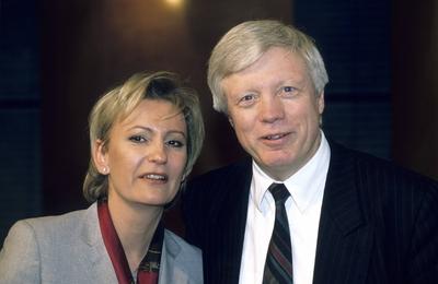 Bildnummer: 56859004  Datum: 01.12.1997  Copyright: imago/teutopressSabine Christiansen mit G?nter Struve 12/97 te TV Fernsehen Moderation Journalismus ARD seri?s stehend halb quer People Shooting x0x xsk 1997 quer Aufmacher  56859004 Date 01 12 1997 Copyright Imago  Sabine Christiansen with G?nter Struve 12 97 Te TV Television Moderation Journalism ARD seriously standing half horizontal Celebrities Shooting x0x xSK 1997 horizontal Highlight-stock-foto