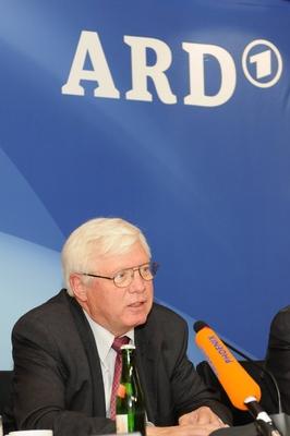 Bildnummer: 55019908  Datum: 11.09.2008  Copyright: imago/Horst GaluschkaDr. G?nter Struve , Programmdirektor der ARD Bei der Pressekonferenz zur ARD Jahreshauptversammlung am 10.09.2008 in K?ln People Portr?t xo0x kbdig xns 2008 hoch Kopf Portrait ARD Programmdirektor Rede Podium Podium Bildnummer 55019908 Date 11 09 2008 Copyright Imago Horst Galuschka Dr G?nter Struve Program Director the ARD at the Press conference to ARD Annual General Meeting at 10 09 2008 in Cologne Celebrities Portrait xo0x Kbdig xns 2008 vertical Head Portrait ARD Program Director Speech Podium Podium-stock-photo