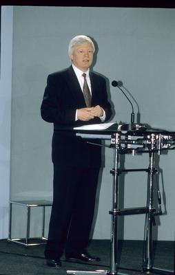 Bildnummer: 56871537  Datum: 01.06.1998  Copyright: imago/teutopressDr. G?nter Struve (ARD-Programmdirektor) 06/98 her Mann TV Fernsehen Management Intendanz ARD wei?haarig seri?s Jackett Krawatte Hemd stehend Podium Rede haltend sprechend Mikrophon ganz hoch People xsp x0x 1998 hoch  56871537 Date 01 06 1998 Copyright Imago  Dr G?nter Struve ARD Program Director 06 98 her Man TV Television Management Management ARD wei?haarig seriously Jacket Tie Shirt standing Podium Speech holding Spoken Microphone whole vertical Celebrities xsp x0x 1998 vertical-stock-foto
