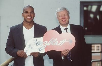Bildnummer: 56896173  Datum: 31.07.1999  Copyright: imago/teutopressPierre Geisensetter (l.) mit G?nter Struve ( Herzblatt /ARD) 08/99 her TV Fernsehen Moderation Herzblatt Herzblatt ARD TV-Produktion stehend haltend Unterlage Logo Schild halb quer l?chelnd People C xcb x0x 1999 quer  56896173 Date 31 07 1999 Copyright Imago  Pierre GeisenDesign setter l with G?nter Struve Heart sheet ARD 08 99 her TV Television Moderation Heart sheet Heart sheet ARD TV Production standing holding Surface emblem Shield half horizontal smiling Celebrities C  x0x 1999 horizontal-stock-foto