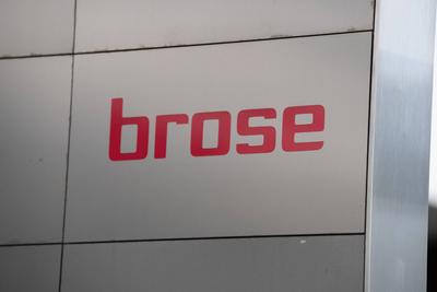 Brose, Das Logo des Coburger Automobilzulieferer Brose Fahrzeugteile SE & Co. KG ist in M?nchen zu sehen. M?nchen Bayern-stock-foto