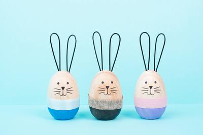 Osterhase oder Kaninchengruppe, Feiertagshintergrund und Gru?karte, bemaltes Holzei-stock-photo