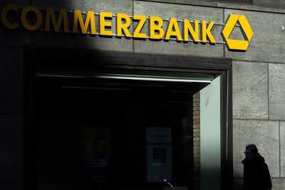 Das Logo von der Commerzbank, aufgenommen in Berlin, 02.02.2022. Berlin Deutschland *** The logo of Commerzbank, taken i-stock-foto