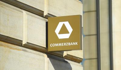 Eine Leuchtreklame mit dem Logo der Commerzbank h?ngt an der Fassade des Kreditinstituts am Jungfernstieg. Neustadt Hamb-stock-foto