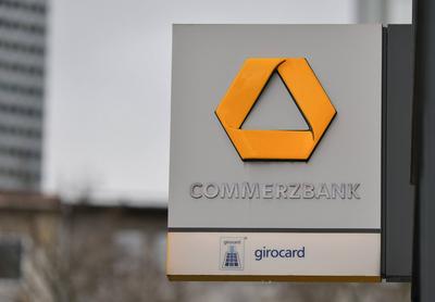 xblx, Logo der Commerzbank an einer Filiale in Frankfurt, Frankfurt am Main *** xblx, Commerzbank logo at a branch in Fr-stock-foto