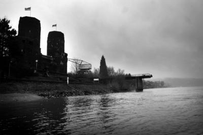 Bildnummer: 50190014  Datum: 17.12.2002  Copyright: imago/PapschFriedensmuseum -Br?cke von Remagen- am Rheinufer, Geb?ude, au?en, Au?enansicht , Landschaft; 2002, SW, Bornheim, Rhein-Sieg-Kreis, Turm, T?rme, Museum, Museen, Nationalflagge, deutsche, amerikanische, Fahnen, Ausflugsziel, Sehensw?rdigkeit, Ruine, Ruinen, Zweiter Weltkrieg, Rhein, Wasser, Ufer, Fluss, Fl?sse; , quer, Kbdig, Totale, Deutschland,  , Reisen, Nordrhein Westfalen, Europa-stock-foto