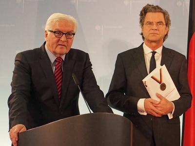 _150127 wpBerlin Bundesaussenminister Frank Walter STEINMEIER erhielt aus der Hand von Verleger Dr-stock-photo