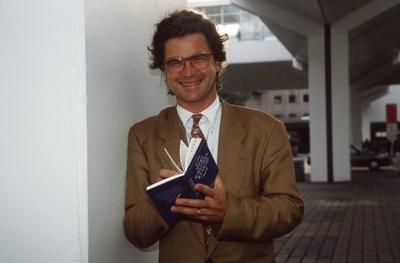 Bildnummer: 56769264  Datum: 01.10.1992  Copyright: imago/teutopressFlorian Langenscheidt 10/92 pp Mann Wirtschaft Autor Unternehmen dunkelhaarig Brille seri?s quer halb stehend drau?en Buch l?chelnd schreibend People Shooting x0x xkg 1992 quer  56769264 Date 01 10 1992 Copyright Imago teutopress Florian Langenscheidt 10 92 PP Man Economy Author Companies dark haired Glasses seriously horizontal half standing outside Book smiling writing Celebrities Shooting x0x xkg 1992 horizontal-stock-foto