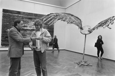 Anefo photo collection. Stedelijk Museum; 50,000th visitor from the Anselm Kiefer exhibition. Director Wim Beeren hands-stock-foto