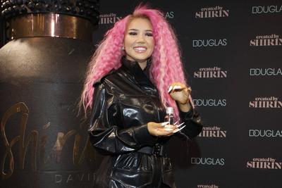 Shirin David bei der Pr?sentation ihres Eau de Parfum created by Shirin bei Douglas in der Europa Passage. Hamburg, 12.-stock-photo
