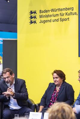 Direkteinstieg von Lehrkr?ften. Gespr?chsrunde mit Theresa Schopper, GR?NE, Ministerin f?r Kultus, Jugend und Sport des-stock-foto