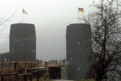 Bildnummer: 51722588  Datum: 15.05.1985  Copyright: imago/Sven SimonBr?ckenpfeiler der Br?cke von Remagen, Landschaft; 1985, Remagen, Friedensmuseum, Museum, Museen, Br?ckenkopf, Br?ckenk?pfe, Br?ckenturm, Br?ckent?rme, Nationalfahne, amerikanische, deutsche, Nebel, neblig, Dunst, , Sehensw?rdigkeit; , quer, Kbdia, Totale, Deutschland,  ,; Aufnahmedatum gesch?tzt-stock-foto