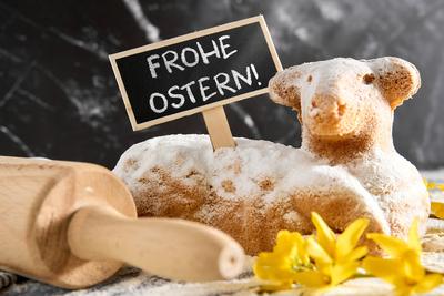 Augsburg, Bavaria, Germany - March 22, 2024: Easter 2024, symbolic image of a baked Easter lamb with yellow spring flowe-stock-foto