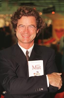 Bildnummer: 56899600  Datum: 01.10.1999  Copyright: imago/teutopressFlorian Langenscheidt Farbnegativ 10/99 puch Autor Buch Schriftstellerei Literatur Mann Verleger Verlag dunkelhaarig Locken Brille seri?s Jackett Krawatte Hemd Logo Titel 100 Mut Mut aufst?tzend l?chelnd halb hoch People B xcb x0x 1999 hoch  56899600 Date 01 10 1999 Copyright Imago  Florian Langenscheidt Color negative 10 99 Puch Author Book Writing Literature Man Publishers Verlag dark haired lure Glasses seriously Jacket Tie Shirt emblem Title 100 Courage Courage aufst?tzend smiling half vertical Celebrities B  x0x 1999 vertical-stock-foto