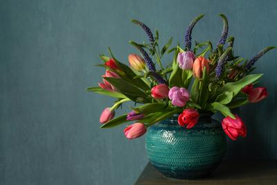 Fr?hlingsblumen in der Vase auf dem Tisch-stock-foto