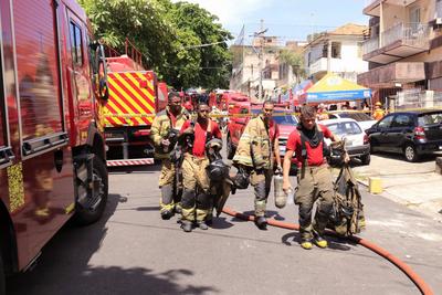 Incendio atinge confec??o para o carnaval-stock-foto