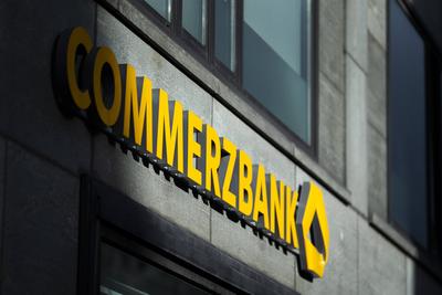 Das Logo von der Commerzbank, aufgenommen in Berlin, 02.02.2022. Berlin Deutschland *** The logo of Commerzbank, taken i-stock-foto