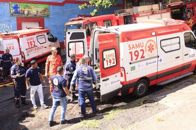 Incendio atinge confec??o para o carnaval-stock-foto